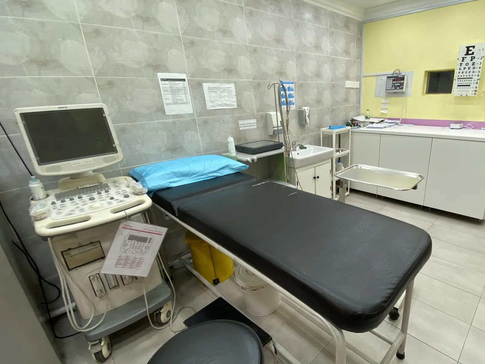 Bilik ultrabunyi di Klinik Rasa dengan mesin ultrabunyi dan katil pemeriksaan