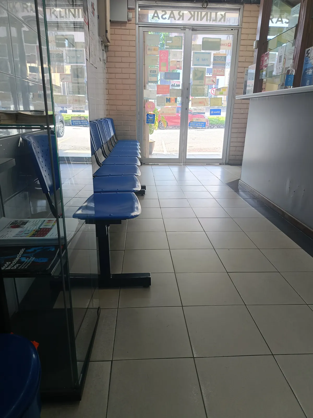 Ruang menunggu di dalam Klinik Rasa, menghadap pintu masuk hadapan