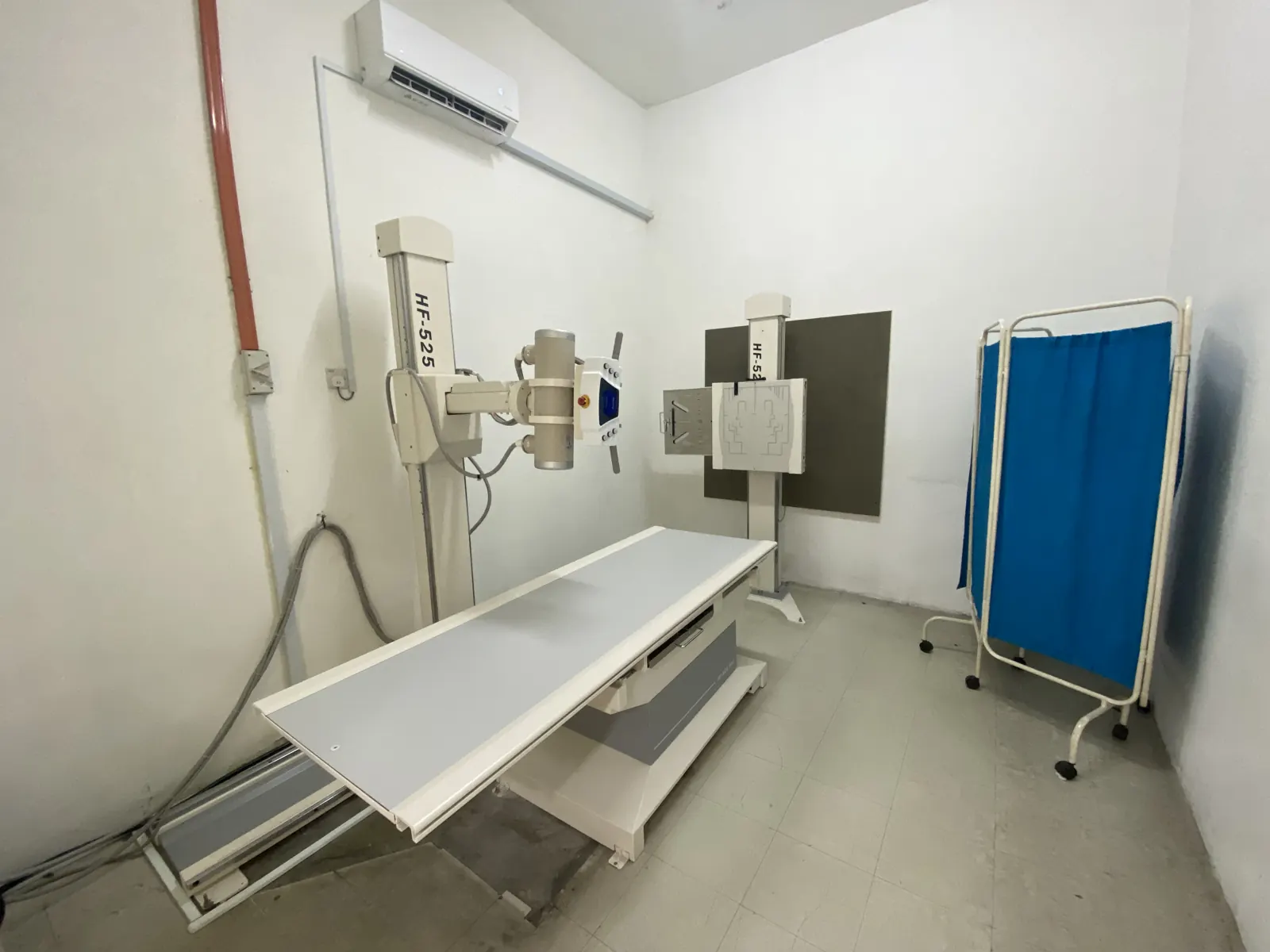 Bilik X-ray di Klinik Rasa dengan meja X-ray, dirian dinding dan skrin privasi